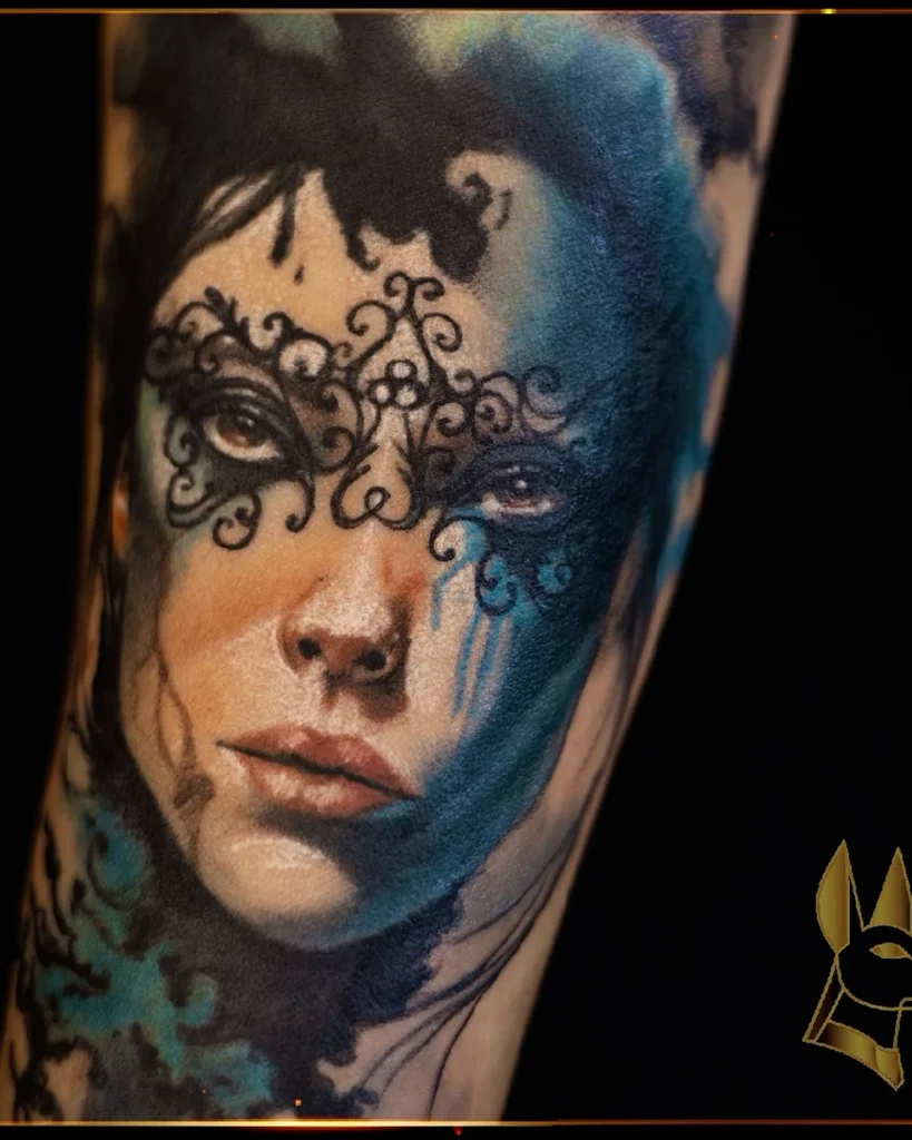 Tattoo portret u boji s dekorativnim grafičkim elementima