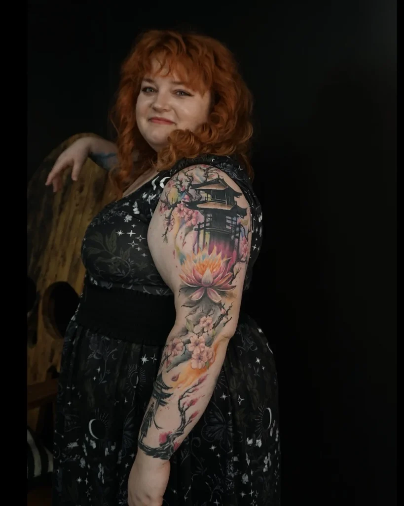 Tattoo rukav u boji s povezanim motivima prilagođenima ruci