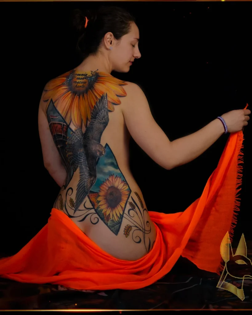 Velika kolor tattoo kompozicija razvijena preko leđa i tijela