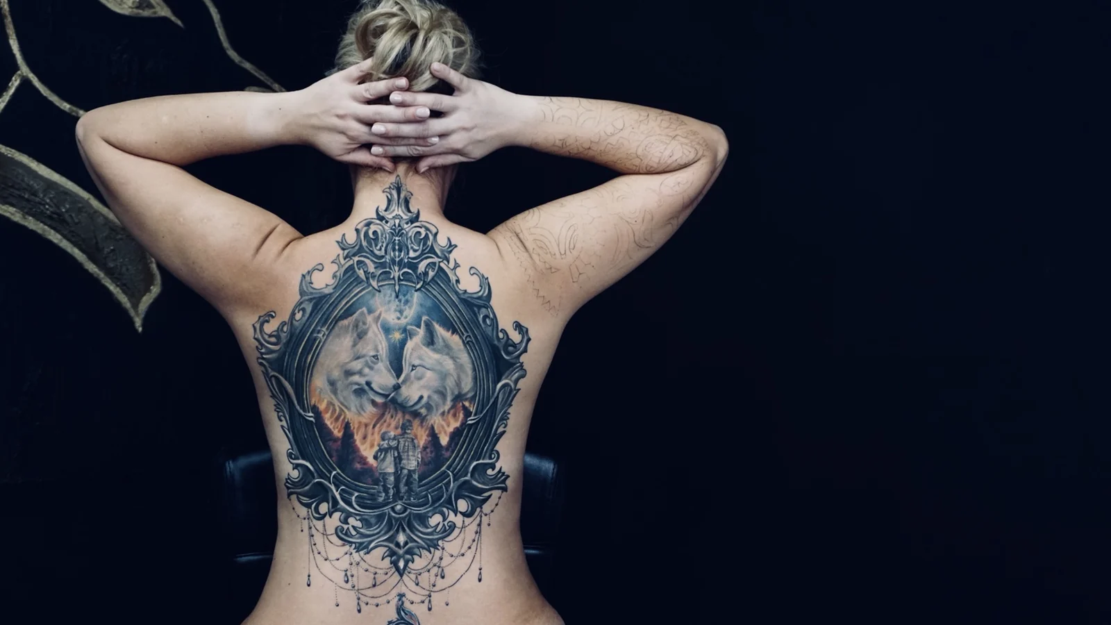 Velika leđna tattoo kompozicija s motivima vukova prilagođena tijelu