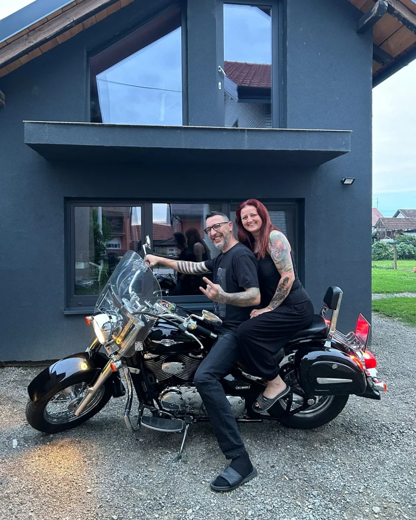 Žvaki i Anita ispred povezanih Anubis Tattoo i Ta-Ink studija u Čepinu