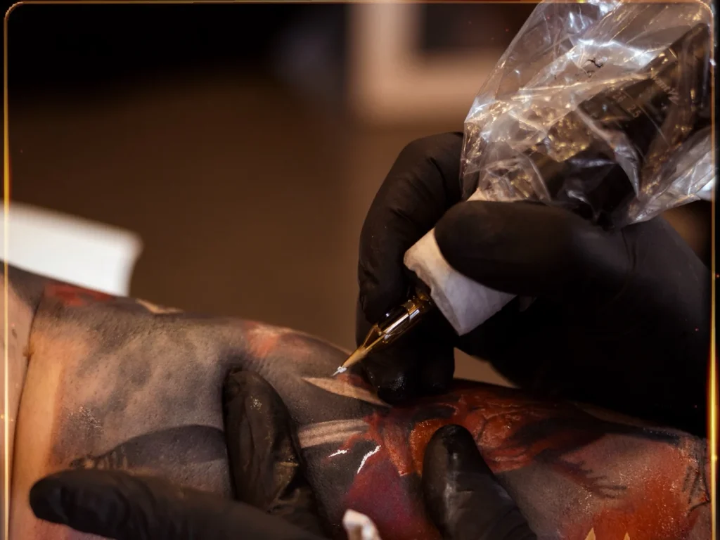 Žvaki tijekom rada na individualnom tattoo projektu